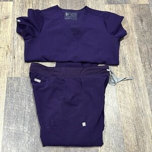 FIGS Scrubs set: XS purple Casma 3Pocket Top & XS purple Kade Cargo Pants